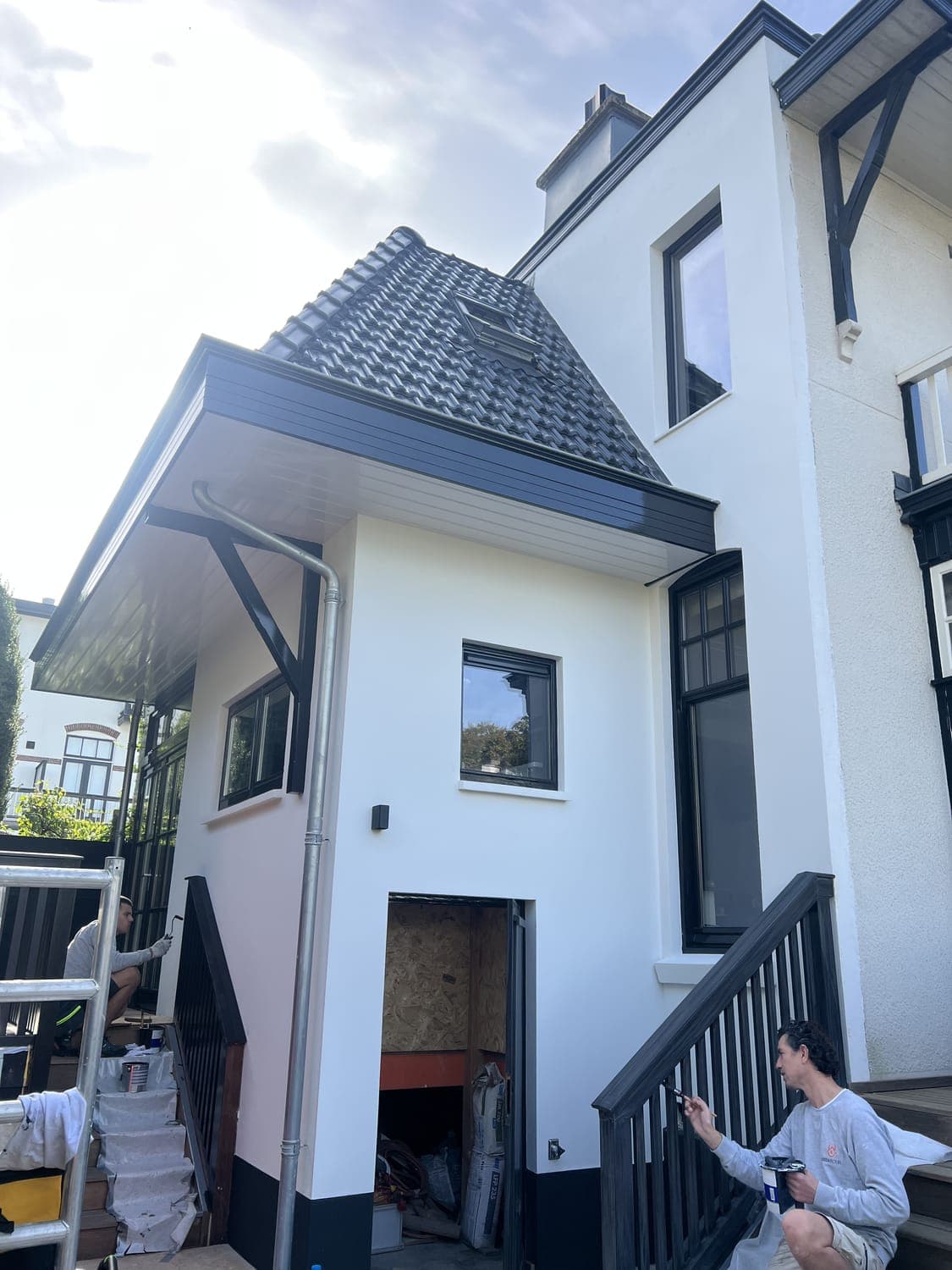 Vakmensen van Urda Bouw aan het werk aan een gevel